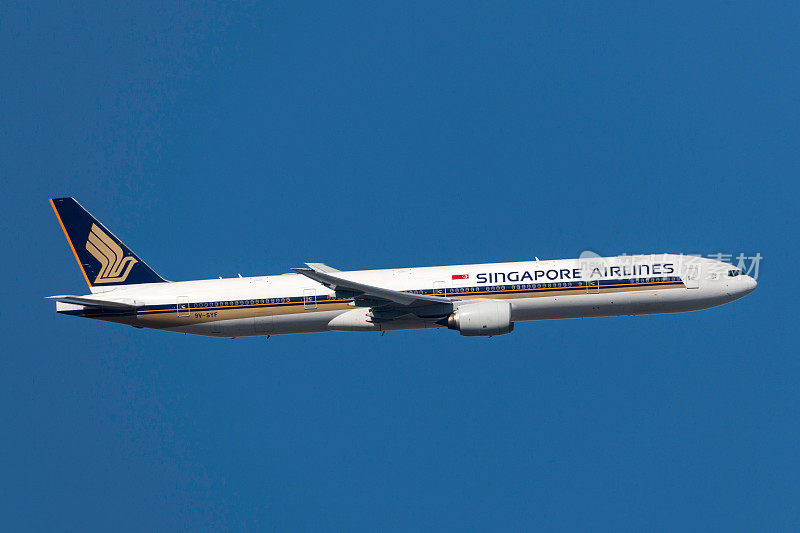 新加坡航空公司波音777-312 9V-SYF从墨尔本国际机场起飞。
